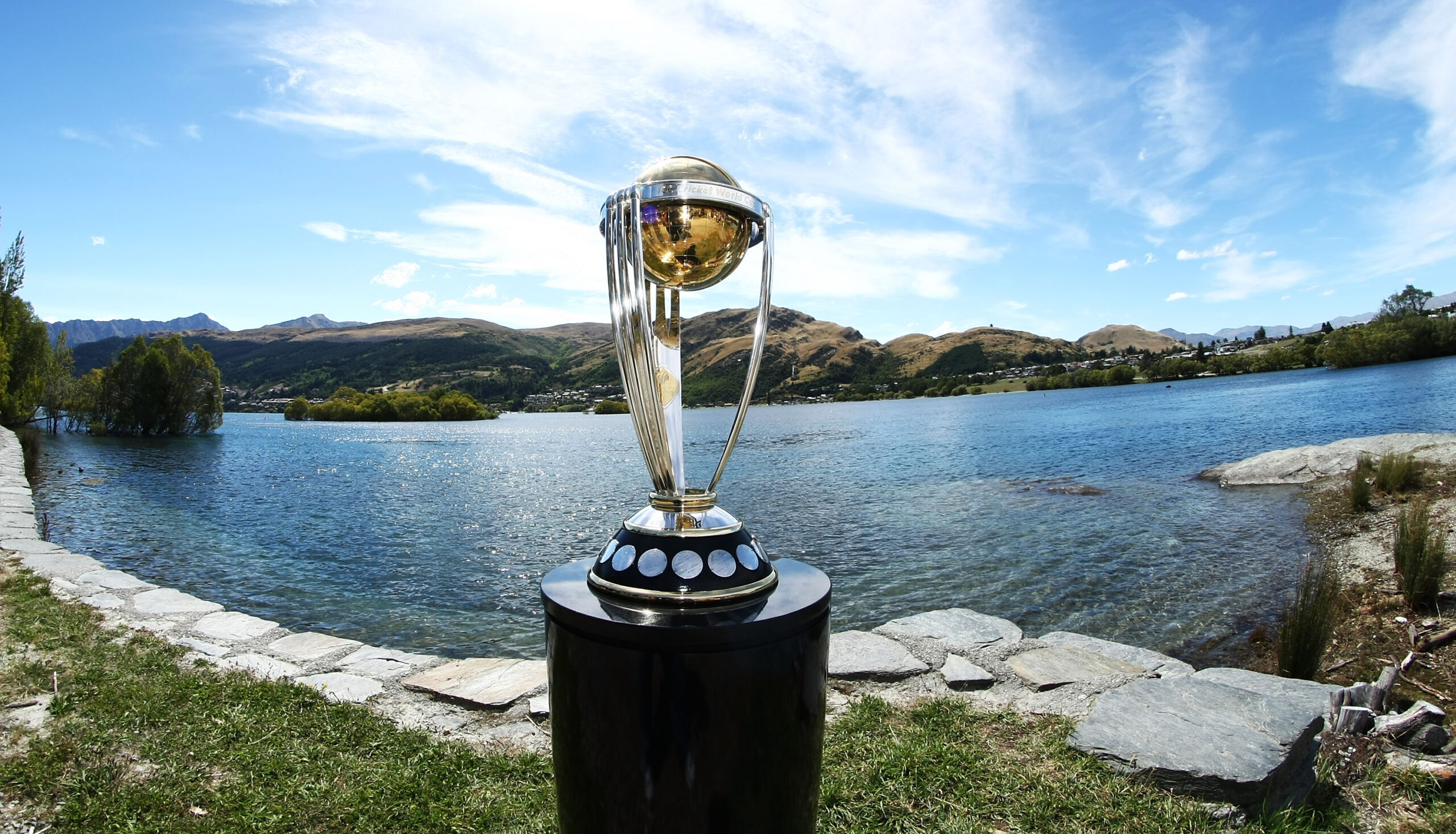 Le Trophée de la Coupe du Monde de Cricket ICC illumine Paris, suscitant l’enthousiasme pour l’avenir du cricket en France
